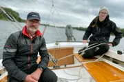 Steffen Westerkam mit seiner Tochter beim Segeln