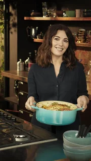 Nigella kocht ein Eintopfgericht mit Huhn und Orzo.