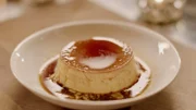 Das Rezept von Nigellas Großmutter für Crème Caramel inspiriert zu einem einfachen, aber eleganten Dessert mit Karamellpudding.