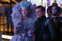 Stolz präsentiert Effie (Elizabeth Banks, l.) auf dem Empfang in der Hauptstadt ihren Gewinner Peeta (Josh Hutcherson, M.). Doch ihr Glücksgefühl wird ihr schon bald genommen ... Stolz präsentiert Effie (Elizabeth Banks, l.) auf dem Empfang in der Hauptstadt ihren Gewinner Peeta (Josh Hutcherson, M.). Doch ihr Glücksgefühl wird ihr schon bald genommen ...