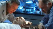 War es Mord? Gil (William Petersen, l.) und Dr. Robbins (Robert David Hall, r.) untersuchen die Leiche von Alex James (Loren Lazerine), in dessen Kopf ein dicker Holzpflock steckt.