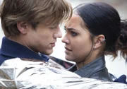 Angus MacGyver (Lucas Till, l.); Riley Davis (Tristin Mays, r.)