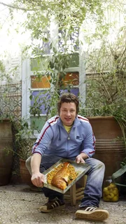 Die Serie mit Jamie Oliver ist ein einziges Abenteuer. In jeder Folge erforscht der Kult-Koch die Küche eines anderen Landes und macht dabei aufregende Entdeckungen. Zunächst lernt er in Marokko eine völlig andere Esskultur kennen.