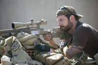 Während daheim sein Leben auseinanderbricht, geht US-Navy-SEAL und Scharfschütze Chris Kyle (Bradley Cooper) zum vierten Einsatz in den Irak. Noch immer fühlt er sich bemüßigt, seine Kameraden zu beschützen ...