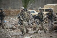 US-Navy-SEAL und Scharfschütze Chris Kyle (Bradley Cooper, vorne l.) wird mit nur einem Auftrag in den Irak geschickt: Er soll seine Kameraden beschützen! Schon bald wir deutlich, dass seine punktgenauen tödlichen Schüsse unzählige Leben von US-Soldaten zu retten vermögen ...