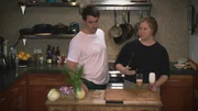 Amy und Chris bereiten einen großen Brunch zu. Während sich Amy um Pfirsich-Bellinis kümmert, führt Chris sie durch die Zubereitung von Ingwer-Fenchel-Scones, Frikadellen und Spiegeleiern mit Spinat und Artischockensauce. Dann misten die beiden ihren Kühlschrank aus und bereiten ein leckeres Reste-Essen zu. Eine Frittata aus 200 Eiern wollen sie an Bedürftige spenden. Amy bereitet in der Zwischenzeit einen heißen Punsch zu.