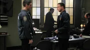 Detective Don Flack (Eddie Cahill, l.) und Detective Mac Taylor (Gary Sinise) ermitteln in einem Mordfall, in dem auch ein Polizist verwickelt ist.