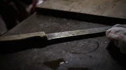 Mit dem eigenen Küchenmesser wird die Wirtin Zenta Hausner 1947 in ihrer Küche erstochen.