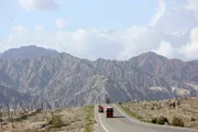 Noch hält sich der Verkehr in Grenzen. Doch wenn der Ausbau abgeschlossen ist, soll hier der Warenaustausch zwischen Pakistan und China blühen.
