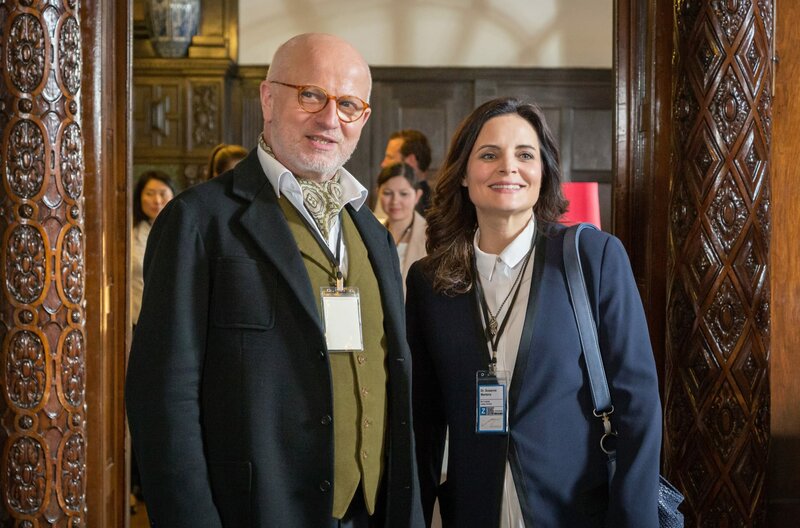 Ein Foto von Dr. Mertens und einem kleinen kranken Kätzchen in ihrer Hand