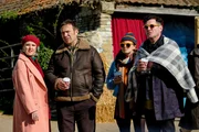 Agatha Raisin (Ashley Jensen, l.), Charles Fraiths (Jason Merrels, 2.v.l.)