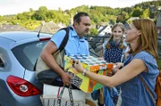 Volker Böhl (Tom Keune) hilft Vicky (Jessica Ginkel) und Kim (Carlotta von Falkenhayn).