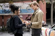 Riley Davis (Tristin Mays, l.); Angus MacGyver (Lucas Till, r.)