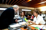 Paul Brix (Wolfram Koch), Bille Kerbel (Britta Hammelstein, Mitte) und Anna Janneke (Margarita Broich).