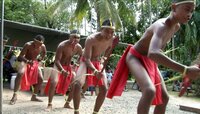 Eine Männer-Tanzgruppe ist ein wichtiger Teil der Erst-Geburt-Zeremonie. Der Tanz drückt die sexuelle Potenz des Mannes aus.