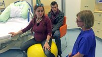Melanie (24) und Leon (21) sind verlobt und erwarten ein Kind. Doch vom Arbeiten hält das junge Paar nichts. Beide leben von Hartz IV, Leon muss derzeit sogar an einer Maßnahme des Jobcenters teilnehmen, da ihm sonst Sanktionen drohen. Melanie (24) und Leon (21) sind verlobt und erwarten ein Kind. Doch vom Arbeiten hält das junge Paar nichts. Beide leben von Hartz IV, Leon muss derzeit sogar an einer Maßnahme des Jobcenters teilnehmen, da ihm sonst Sanktionen drohen.