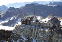 Der Fels, auf dem das Observatorium steht, ist instabil. Denn der Permafrost, der das Gestein wie Kit zusammenhält, ist schon zwei Meter tief geschmolzen. Um das Gebäude zu halten, wurden 200 riesige Stahldübel verbaut. Der Fels, auf dem das Observatorium steht, ist instabil. Denn der Permafrost, der das Gestein wie Kit zusammenhält, ist schon zwei Meter tief geschmolzen. Um das Gebäude zu halten, wurden 200 riesige Stahldübel verbaut.