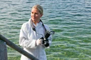 Gerichtsmedizinerin Dr. Anja Licht (Karin Thaler) fotografiert die Wasserleiche im Rollstuhl.