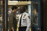 Jake Peralta (Andy Samberg, l.); Captain Ray Holt (André Braugher, r.)