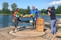 Hans Marcher, der Chef der Event-Gastronomie „Hans am See“ bereitet mit Steffi Peltzer-Büssow direkt am Wasser das Abendessen zu. Mit Fisch aus dem Wasser.
