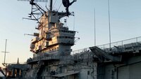 Die "USS Hornet (CV-12)" ist ein Flugzeugträger der United States Navy. Sie diente im Zweiten Weltkrieg, im Koreakrieg und im Vietnamkrieg. Heute ist die "USS Hornet" ein Museumsschiff und befindet sich in Alameda (Kalifornien, USA).