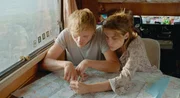 Jan (Anton Spieker) und Jule (Mala Emde) planen ihre Route.