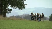 Schulkinder gehen auf einem der zahlreichen Adalbert Stifter Wanderwege.