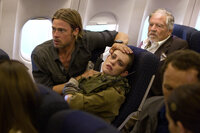 Nur mit allerletzter Kraft entkommt Gerry (Brad Pitt, l.) zusammen mit der Soldatin Segen (Daniella Kertesz, M.) der Zombieattacke ...