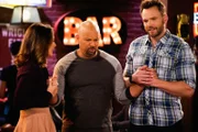 (v.l.n.r.) Brooke (Susannah Fielding); Eddie (Chris Williams); Jack (Joel McHale)