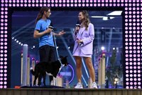 Alex mit seinem Border Collie "Mojito" in Runde 1. Rechts Moderatorin Laura Wontorra. Alex mit seinem Border Collie "Mojito" in Runde 1. Rechts Moderatorin Laura Wontorra.