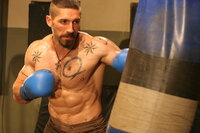 Während die Kampfmaschinen aus allen Länder eingeflogen werden, trainiert Boyka (Scott Adkins) unermüdlich, denn dem Sieger dieses illegalen Wettbewerbs wird die Freiheit versprochen ... Während die Kampfmaschinen aus allen Länder eingeflogen werden, trainiert Boyka (Scott Adkins) unermüdlich, denn dem Sieger dieses illegalen Wettbewerbs wird die Freiheit versprochen ...