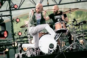 Auch die französischen Metalheads von No One Is Innocent sind beim Hellfest 2021 mit dabei.