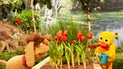 Der rbb zeigt dreizehn neue "Pittiplatsch"-Folgen. Anlass ist der 60. Geburtstag von "Unser Sandmännchen" am 22. November 2019. - Es ist sehr heiß. Schnatterinchen gießt ihr Blumenbeet.