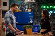 Jack Gordon (Joel McHale, l.); Brooke (Susannah Fielding, r.)