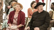 Mrs McCarthy (Sorcha Cusack) und Father Brown (Mark Williams)
