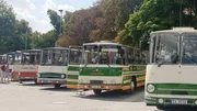 Parade der historischen DDR-Busse der Marke Fleischer beim Treffen in Naumburg im Juli 2018.