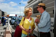 Heinz (Peter Prager) hat Elli (Michaela May) nach Neapel gefahren, doch der Abschied fällt schwerer als erwartet.
