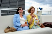 Elli (Michaela May) hat gerade von ihrer Schwester Doro (Charlotte Schwab) erfahren, dass ihre Mutter auf Capri einen Liebhaber hatte.