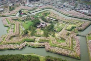 Hakodate liegt im Süden Hokkaidos. Die sternförmige Festung Goryokaku wurde ab 1860 zum Schutz der Stadt und als Behördenstandort errichtet. Seit Anfang des 20. Jahrhunderts ist sie ein öffentlicher Park, in dem im Frühling 1.600 Kirschbäume blühen.