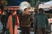 Agatha Raisin (Ashley Jensen) und Charles Fraiths (Jason Merrels) schlendern über das alljährlich stattfindende Winterfest.