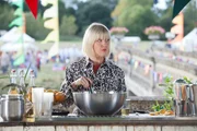 Agatha Raisin (Ashley Jensen)