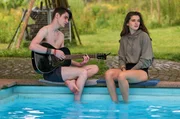 Tori (Caroline Hartig) und Philipp (Nikolas Weber) musizieren am Pool.