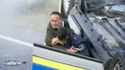 Nachdem Dana (Gizem Emre) an ihrem ersten Tag bei der Autobahnpolizei geschrottet hat, hilft ihr ihr Vater Semir (Erdogan Atalay) aus dem Autowrack. Sie ist zum Glück fast unverletzt.