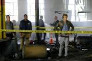 Nach der Explosion in einer leeren Fabrikhalle ist sich MacGyvers (Lucas Till, r.) sicher: Sein Gegenspieler und Bombenbastler "The Ghost" spielt mit ihm Katz und Maus.