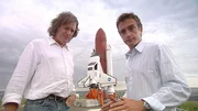 James May (l.) und Richard Hammond vor dem Reliant Robin Space Shuttle
