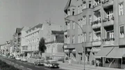 Staunen, flanieren und genießen. Ein Stadtbummel durch Berlin zu 30 schönen Straßen. Zu entdecken gibt es viel. Welche Straße hat einen Wasserfall? Wo fährt ein historischer Autobus? Und wo gibt es Südtiroler Semmelknödel? - Breite Straße in Schmargendorf.