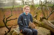 Tierpflegerin Kirsten mit einem Erdmännchen (Meerkat).