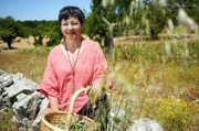 Stella Sumerano mit ihren gesammelten Wildkräutern