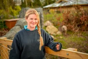 Tierpflegerin Hannah vor dem Hirscheber-Gehege.