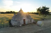 Ein Trullo im Sonnenuntergang